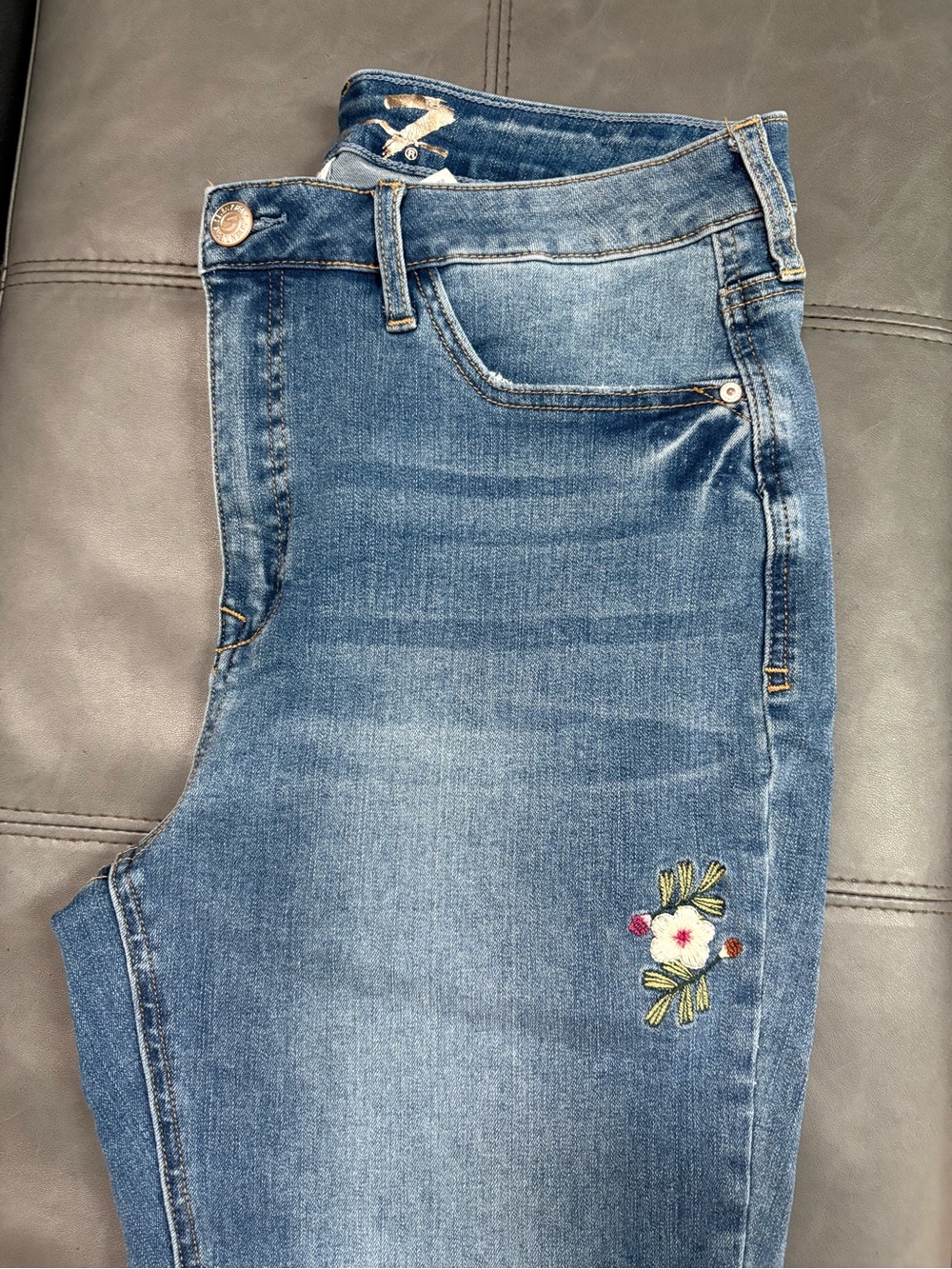 Seven7 Embroidered Crop Blue Jeans Size 14 High Rise EUC (read details) - Picture 2 of 5